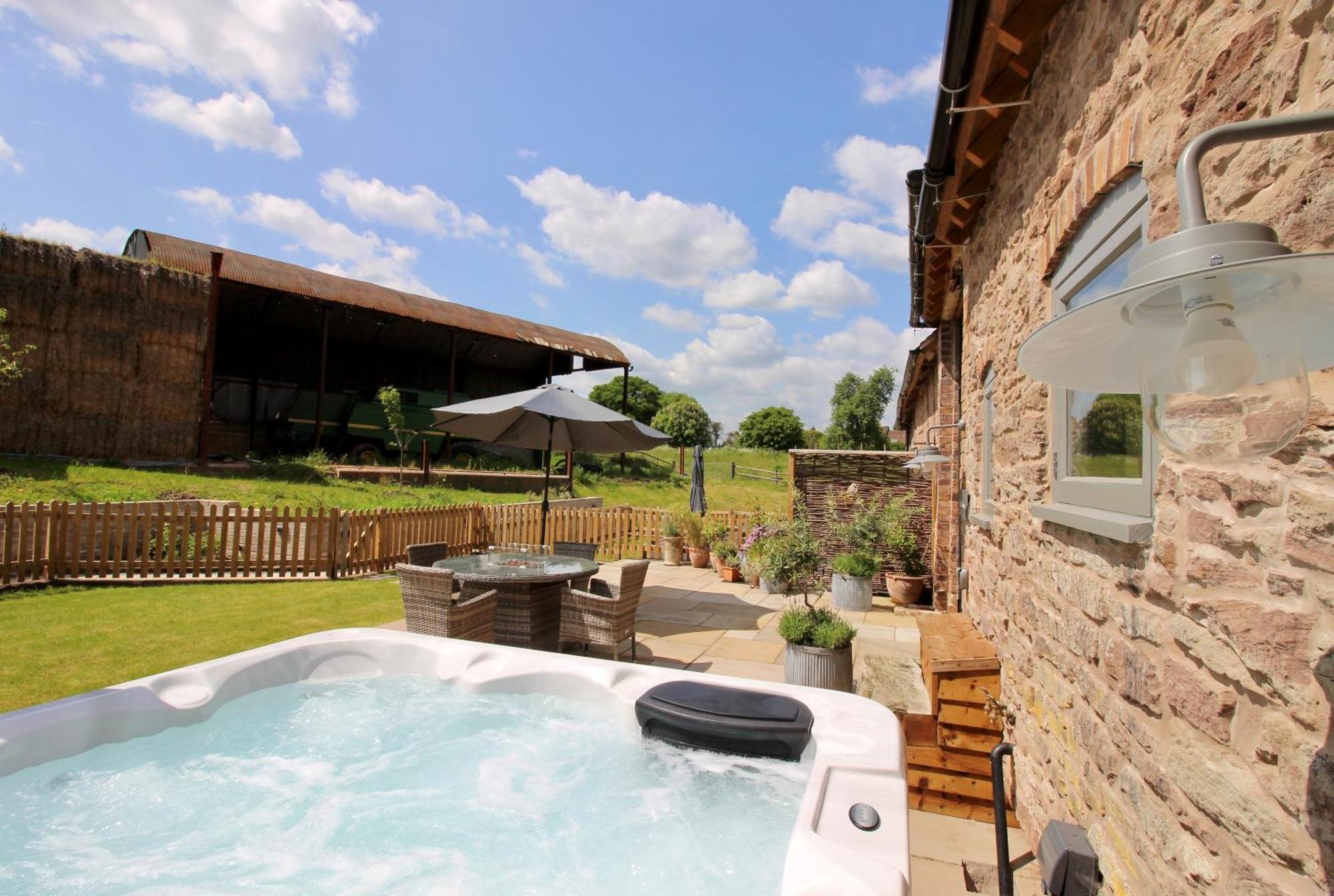 브리지노스 The Cart House - Beautiful Contemporary Barn - Hot Tub 아파트 외부 사진