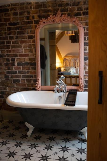 브리지노스 The Cart House - Beautiful Contemporary Barn - Hot Tub 아파트 외부 사진