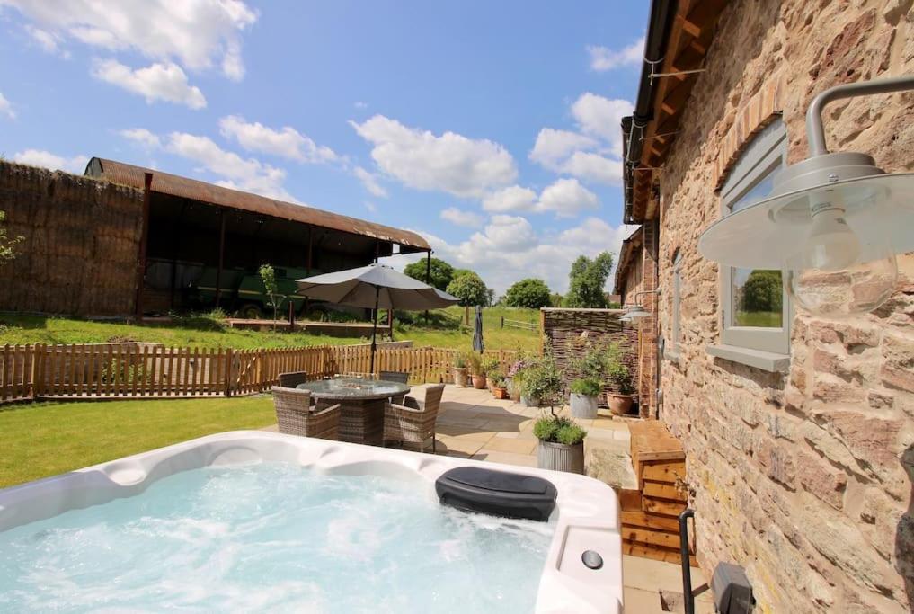 브리지노스 The Cart House - Beautiful Contemporary Barn - Hot Tub 아파트 외부 사진