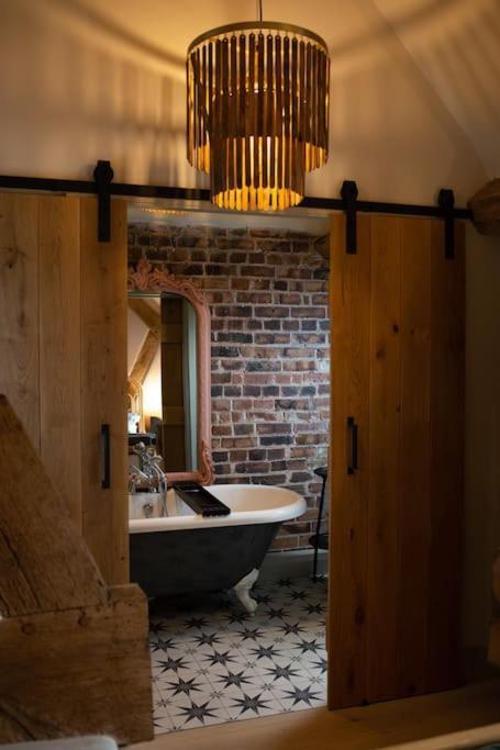 브리지노스 The Cart House - Beautiful Contemporary Barn - Hot Tub 아파트 외부 사진